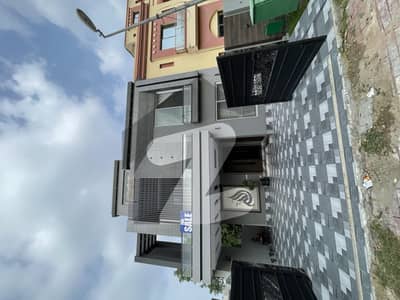 بحریہ ٹاؤن سیکٹر سی بحریہ ٹاؤن,لاہور میں 5 کمروں کا 10 مرلہ مکان 3.45 کروڑ میں برائے فروخت۔