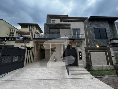 The Most Luxurious Designers House For Sale In Central Park On 80 Feet Road