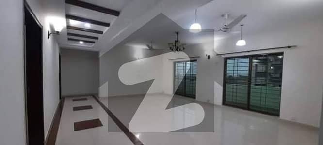 عسکری 11 ۔ سیکٹر بی اپارٹمنٹس عسکری 11,عسکری,لاہور میں 3 کمروں کا 10 مرلہ فلیٹ 2.95 کروڑ میں برائے فروخت۔