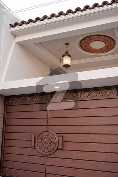 خالد سوسائٹی حیدر آباد میں 7 کمروں کا 9 مرلہ مکان 6.5 کروڑ میں برائے فروخت۔