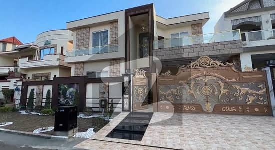 ڈی سی کالونی ۔ راوی بلاک ڈی سی کالونی,گوجرانوالہ میں 6 کمروں کا 16 مرلہ مکان 6.9 کروڑ میں برائے فروخت۔