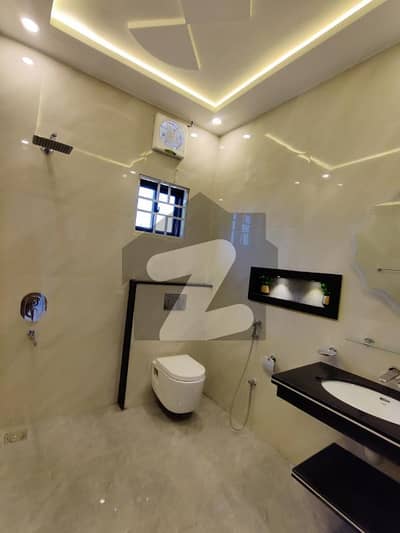 ایم پی سی ایچ ایس - بلاک سی 1 ایم پی سی ایچ ایس ۔ ملٹی گارڈنز,بی ۔ 17,اسلام آباد میں 5 کمروں کا 9 مرلہ مکان 5.2 کروڑ میں برائے فروخت۔