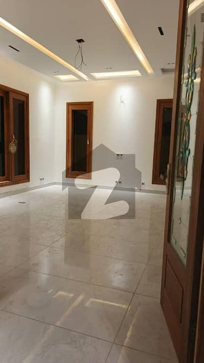 کلفٹن ۔ بلاک 5 کلفٹن,کراچی میں 3 کمروں کا 10 مرلہ فلیٹ 4.2 کروڑ میں برائے فروخت۔