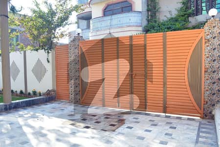 پشاور گارڈن پشاور میں 8 کمروں کا 12 مرلہ مکان 5.5 کروڑ میں برائے فروخت۔