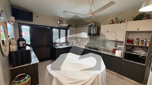 کلفٹن ۔ بلاک 7 کلفٹن,کراچی میں 5 کمروں کا 1 کنال مکان 17.5 کروڑ میں برائے فروخت۔