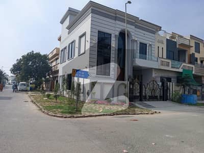 Beautiful corner 5.5 Marla house