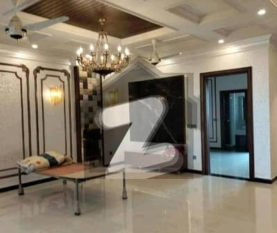 بحریہ ٹاؤن سیکٹر سی بحریہ ٹاؤن,لاہور میں 5 کمروں کا 10 مرلہ مکان 3.5 کروڑ میں برائے فروخت۔