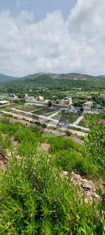 SUPERB PIECE OF LAND ON EXPRESSWAY OPPOSITE BAHRIA GOLF CITY