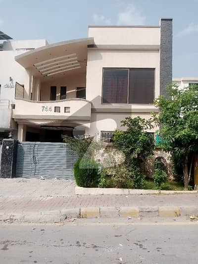 بحریہ ٹاؤن فیز 8 ۔ رفیع بلاک بحریہ ٹاؤن فیز 8,بحریہ ٹاؤن راولپنڈی,راولپنڈی میں 3 کمروں کا 5 مرلہ مکان 1.8 کروڑ میں برائے فروخت۔ بحریہ ٹاؤن فیز 8 ۔ رفیع بلاک بحریہ ٹاؤن فیز 8,بحریہ ٹاؤن راولپنڈی,راولپنڈی میں 3 کمروں کا 5 مرلہ مکان 1.8 کروڑ میں برائے فروخت۔