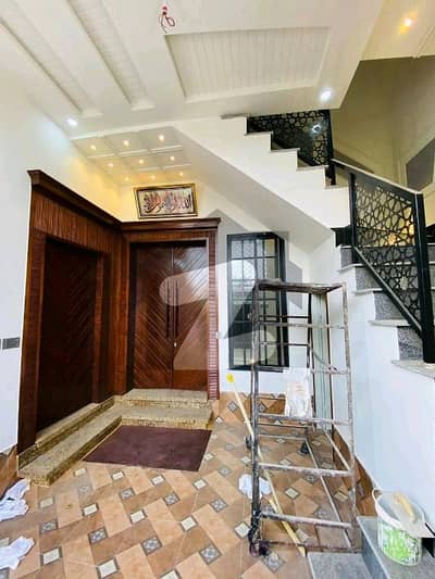 مسلم ٹاؤن فیصل آباد میں 4 کمروں کا 4 مرلہ مکان 1.55 کروڑ میں برائے فروخت۔