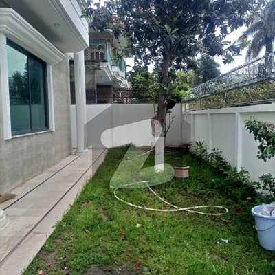 جی ۔ 10 اسلام آباد میں 5 کمروں کا 1 کنال مکان 3.9 لاکھ میں کرایہ پر دستیاب ہے۔