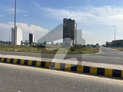 ڈی ایچ اے 9 ٹاؤن - بلاک ای ڈی ایچ اے 9 ٹاؤن,ڈی ایچ اے ڈیفینس,لاہور میں 4 مرلہ کمرشل پلاٹ 3.2 کروڑ میں برائے فروخت۔