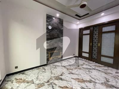 بحریہ آرچرڈ لاہور میں 5 کمروں کا 8 مرلہ مکان 2.6 کروڑ میں برائے فروخت۔