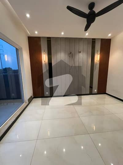 ڈی ایچ اے فیز 7 ڈیفنس (ڈی ایچ اے),لاہور میں 4 کمروں کا 10 مرلہ مکان 8.0 کروڑ میں برائے فروخت۔