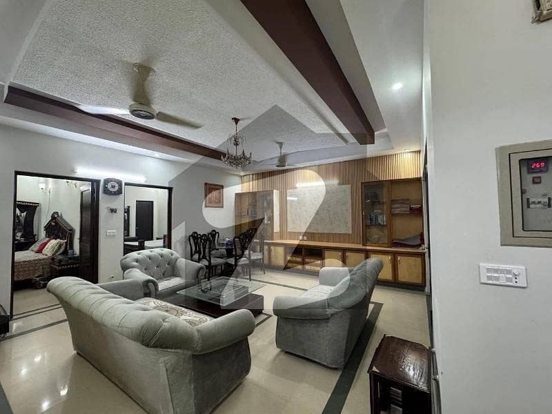 10 Marla Beautiful House For Sale 10 Marla Beautiful House For Sale