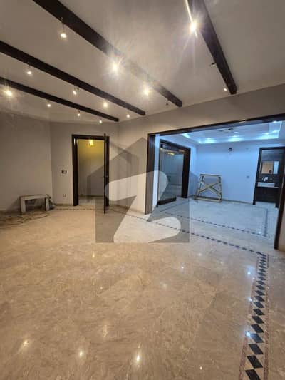 ڈی ایچ اے ڈیفینس لاہور میں 4 کمروں کا 1 کنال مکان 2.6 لاکھ میں کرایہ پر دستیاب ہے۔