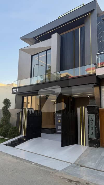 5 MARLA LUXURIOUS HOUSE FOR SALE AT BAHRIA TOWN HOTEST LOCATION