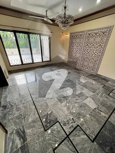 ڈی ایچ اے فیز 3 - بلاک زیڈ فیز 3,ڈیفنس (ڈی ایچ اے),لاہور میں 2 کمروں کا 1 کنال زیریں پورشن 85.0 ہزار میں کرایہ پر دستیاب ہے۔