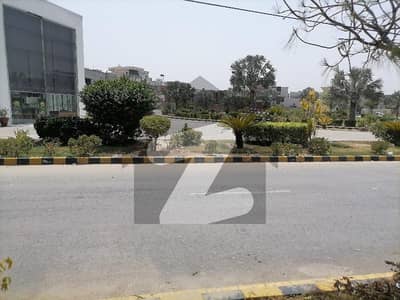 فور سِیزن ہاؤسنگ فیصل آباد میں 5 مرلہ رہائشی پلاٹ 87.5 لاکھ میں برائے فروخت۔