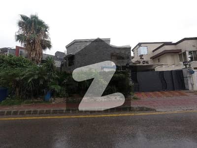 بحریہ ٹاؤن فیز 3 بحریہ ٹاؤن راولپنڈی,راولپنڈی میں 8 کمروں کا 1 کنال مکان 12.0 کروڑ میں برائے فروخت۔