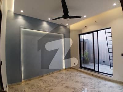 ڈی ایچ اے فیز 7 - بلاک وائے فیز 7,ڈیفنس (ڈی ایچ اے),لاہور میں 4 کمروں کا 10 مرلہ مکان 5.0 کروڑ میں برائے فروخت۔