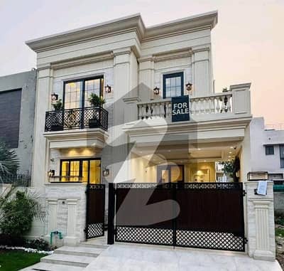 ڈی ایچ اے 9 ٹاؤن ۔ بلاک سی ڈی ایچ اے 9 ٹاؤن,ڈیفنس (ڈی ایچ اے),لاہور میں 4 کمروں کا 8 مرلہ مکان 5.75 کروڑ میں برائے فروخت۔