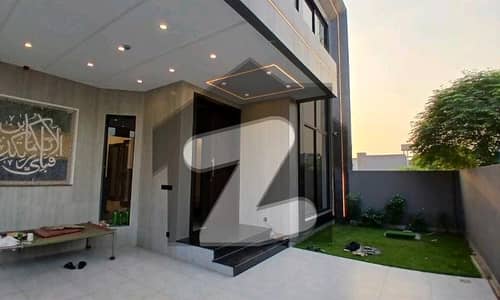 ڈی ایچ اے فیز 7 - بلاک وائے فیز 7,ڈیفنس (ڈی ایچ اے),لاہور میں 4 کمروں کا 10 مرلہ مکان 4.9 کروڑ میں برائے فروخت۔