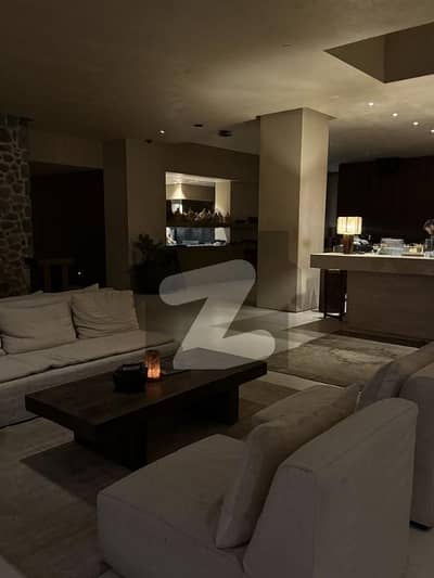 Modern Luxury Apartment with Main Canal Prime Views