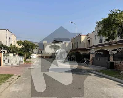 ڈیفینس رایا ڈی ایچ اے ڈیفینس,لاہور میں 4 کمروں کا 10 مرلہ مکان 1.4 لاکھ میں کرایہ پر دستیاب ہے۔