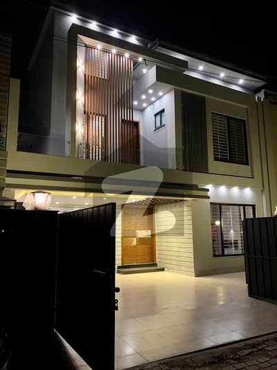 10 Marla Luxury House Available For Sale In Bahria Town Lahore.