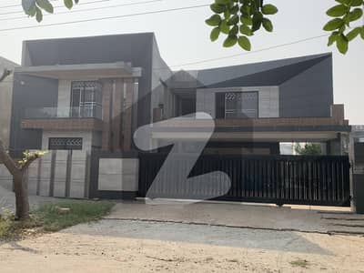 ویلینشیاء ہاؤسنگ سوسائٹی لاہور میں 6 کمروں کا 2 کنال مکان 18.5 کروڑ میں برائے فروخت۔