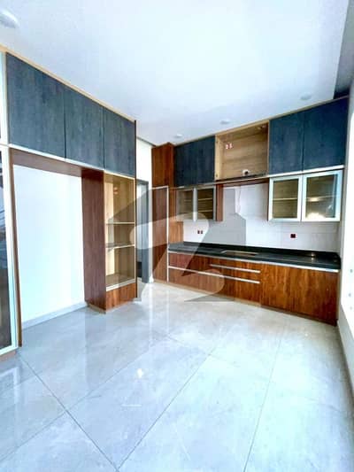 ڈی ایچ اے فیز 8 - زون ڈی ڈی ایچ اے فیز 8,ڈی ایچ اے ڈیفینس,کراچی میں 5 کمروں کا 12 مرلہ مکان 11.75 کروڑ میں برائے فروخت۔