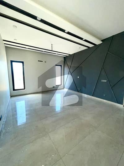 ڈی ایچ اے فیز 8 - زون ڈی ڈی ایچ اے فیز 8,ڈی ایچ اے ڈیفینس,کراچی میں 5 کمروں کا 12 مرلہ مکان 12.5 کروڑ میں برائے فروخت۔