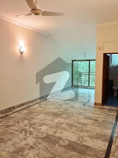 نثار کالونی کینٹ,لاہور میں 4 کمروں کا 1 کنال مکان 3.5 لاکھ میں کرایہ پر دستیاب ہے۔