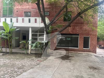 کینٹ لاہور میں 5 کمروں کا 2 کنال مکان 19.8 کروڑ میں برائے فروخت۔