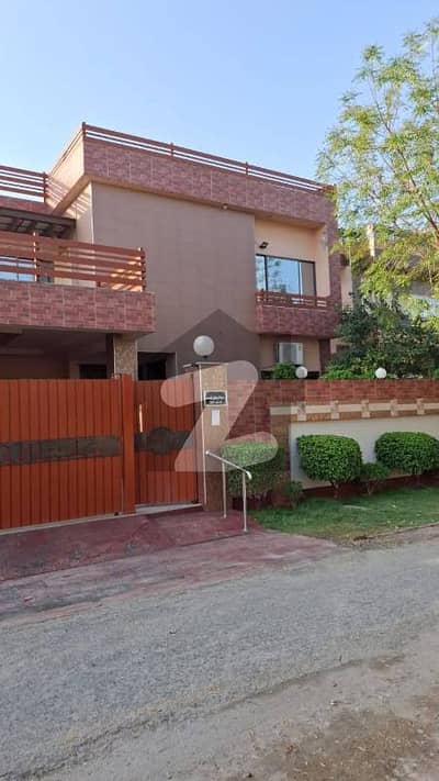 ملت روڈ فیصل آباد میں 7 کمروں کا 1 کنال مکان 5.25 کروڑ میں برائے فروخت۔