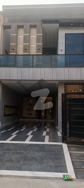 جوہر ٹاؤن فیز 1 - بلاک ایف2 جوہر ٹاؤن فیز 1,جوہر ٹاؤن,لاہور میں 5 کمروں کا 10 مرلہ مکان 5.35 کروڑ میں برائے فروخت۔