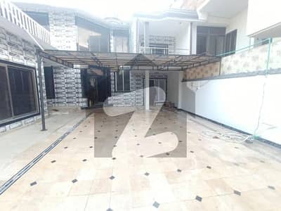 جاوید شاہد روڈ ایبٹ آباد میں 12 مرلہ مکان 4.5 کروڑ میں برائے فروخت۔