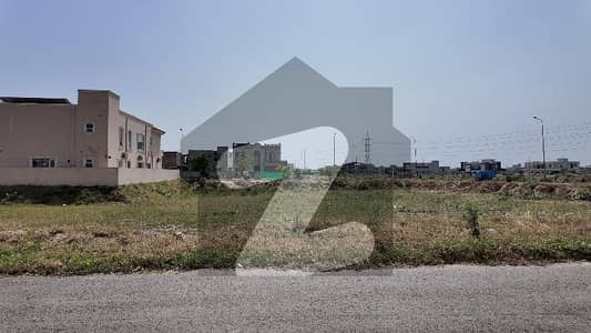 ڈی ایچ اے فیز 8 - بلاک وی فیز 8,ڈیفنس (ڈی ایچ اے),لاہور میں 2 کنال رہائشی پلاٹ 9.24 کروڑ میں برائے فروخت۔