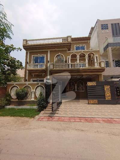 جوبلی ٹاؤن ۔ بلاک ڈی جوبلی ٹاؤن,لاہور میں 7 کمروں کا 10 مرلہ مکان 3.5 کروڑ میں برائے فروخت۔