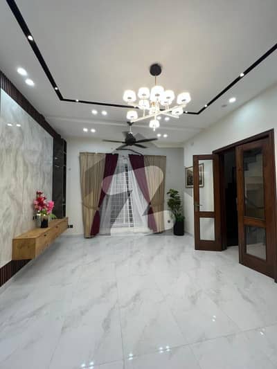 بحریہ ٹاؤن سیکٹر ای بحریہ ٹاؤن,لاہور میں 5 کمروں کا 10 مرلہ مکان 3.5 کروڑ میں برائے فروخت۔ بحریہ ٹاؤن سیکٹر ای بحریہ ٹاؤن,لاہور میں 5 کمروں کا 10 مرلہ مکان 3.5 کروڑ میں برائے فروخت۔