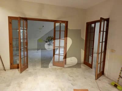 کلفٹن ۔ بلاک 5 کلفٹن,کراچی میں 5 کمروں کا 2 کنال بالائی پورشن 4.0 لاکھ میں کرایہ پر دستیاب ہے۔