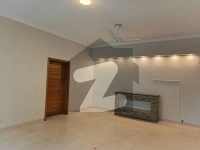 کلفٹن ۔ بلاک 5 کلفٹن,کراچی میں 4 کمروں کا 2 کنال زیریں پورشن 4.5 لاکھ میں کرایہ پر دستیاب ہے۔