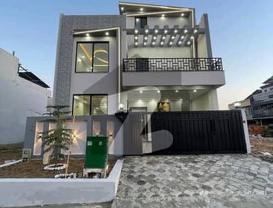 ایم پی سی ایچ ایس - بلاک ای ایم پی سی ایچ ایس ۔ ملٹی گارڈنز,بی ۔ 17,اسلام آباد میں 5 کمروں کا 8 مرلہ مکان 3.25 کروڑ میں برائے فروخت۔