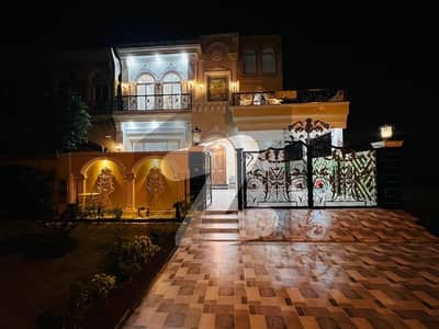 ڈی ایچ اے 11 رہبر فیز 1 ڈی ایچ اے 11 رہبر,لاہور میں 6 کمروں کا 10 مرلہ مکان 5.75 کروڑ میں برائے فروخت۔