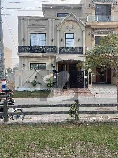 5 Marla Beautiful Double Storey Park Facing House For Sale Central Park, Lahore