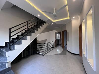 جی ۔ 13 اسلام آباد میں 4 کمروں کا 4 مرلہ مکان 1.15 لاکھ میں کرایہ پر دستیاب ہے۔