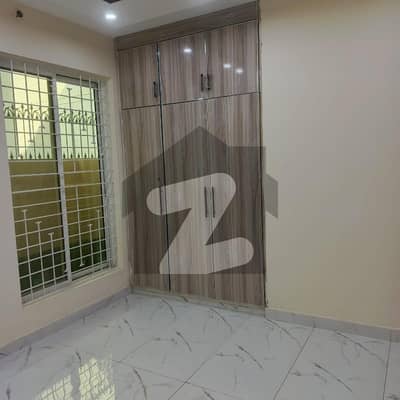 خیابان امین - بلاک این خیابانِ امین,لاہور میں 3 کمروں کا 5 مرلہ مکان 1.75 کروڑ میں برائے فروخت۔