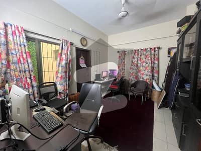 نارتھ ناظم آباد کراچی میں 3 کمروں کا 7 مرلہ فلیٹ 3.3 کروڑ میں برائے فروخت۔