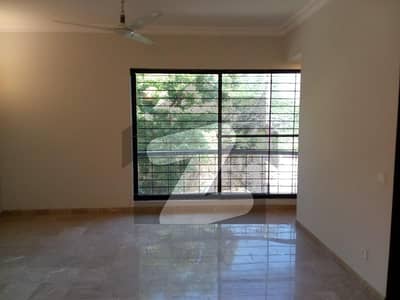 Clifton Block 4, 1000 Yards 8 Bed Bungalow for Rent.